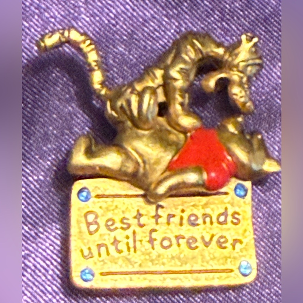 Best friends Forever Pin 
Winnie the Pooh and Tigger - Vintage Disney Gold tone